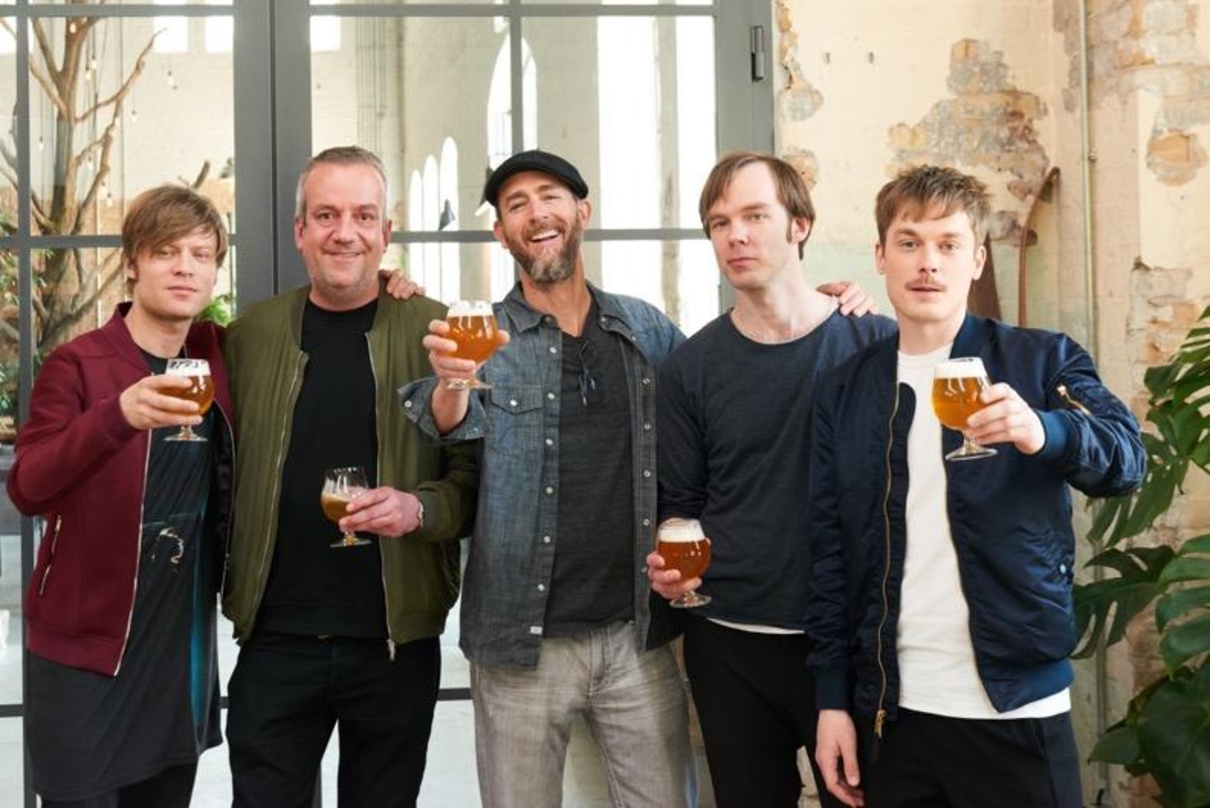 Feuchteten sich bei den Dreharbeiten die Kehlen an (von links): Björn Dixgard (Mando Diao), Stephan Schwarzer (Deluxe Music), Greg Koch von Stone Brewing, Daniel Haglund und Carl-Johan Fog...