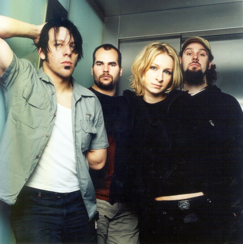 Kehren unter der Ägide von Green Entertainment ins Musikgeschäft zurück: die Guano Apes, hier ein Foto von 2004