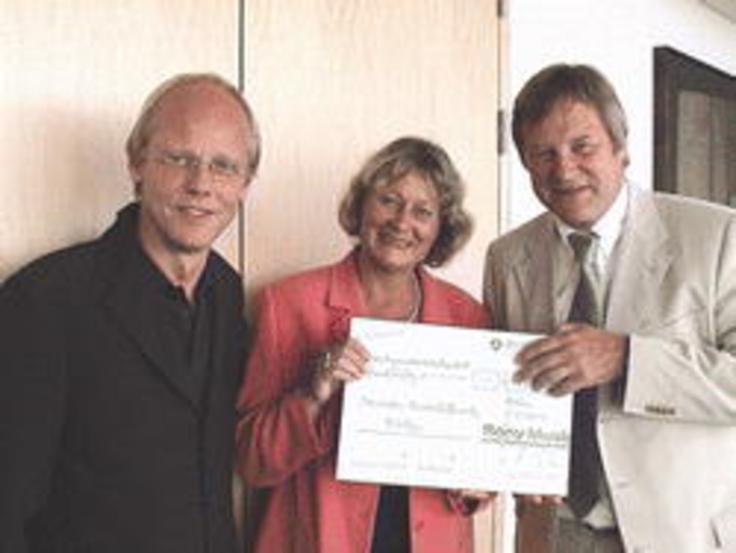 Dicker Scheck für guten Zweck (v.l.n.r.): Balthasar Schramm (President Sony Music GSA), Dr. Heide-Rose Brückner (Bundesgeschäftsführerin des DKHW) und Wingolf Mielke (EVP & GM Sony Music GSA)