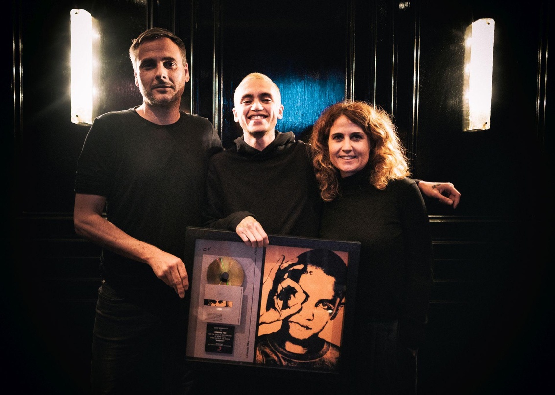 Feierten den Gold-Award: Dominic Fike und das Sony-Team