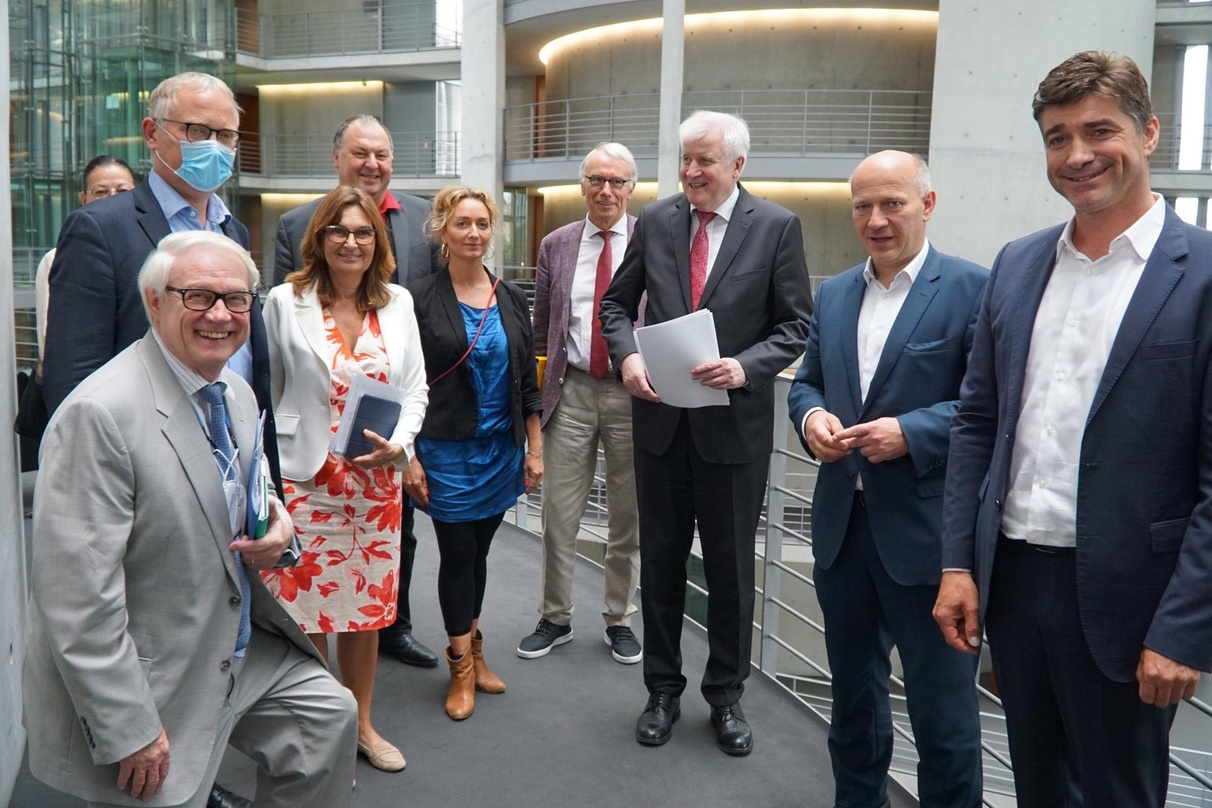Bei der Briefübergabe: die Parlamentarier (von links) Karsten Möring (CDU), Claudia Tausend (SPD, hinten, verdeckt), Klaus Mindrup (SPD), Mechthild Heil (CDU), Erhard Grundl (Grüne), Caren...