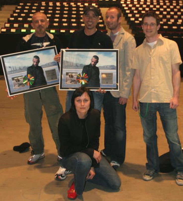 62a2d998c62e4b764f42c63ce668413360601a7f89ef3180963344d9a045d37c Eros Ramazzotti und Sony-BMG-Team