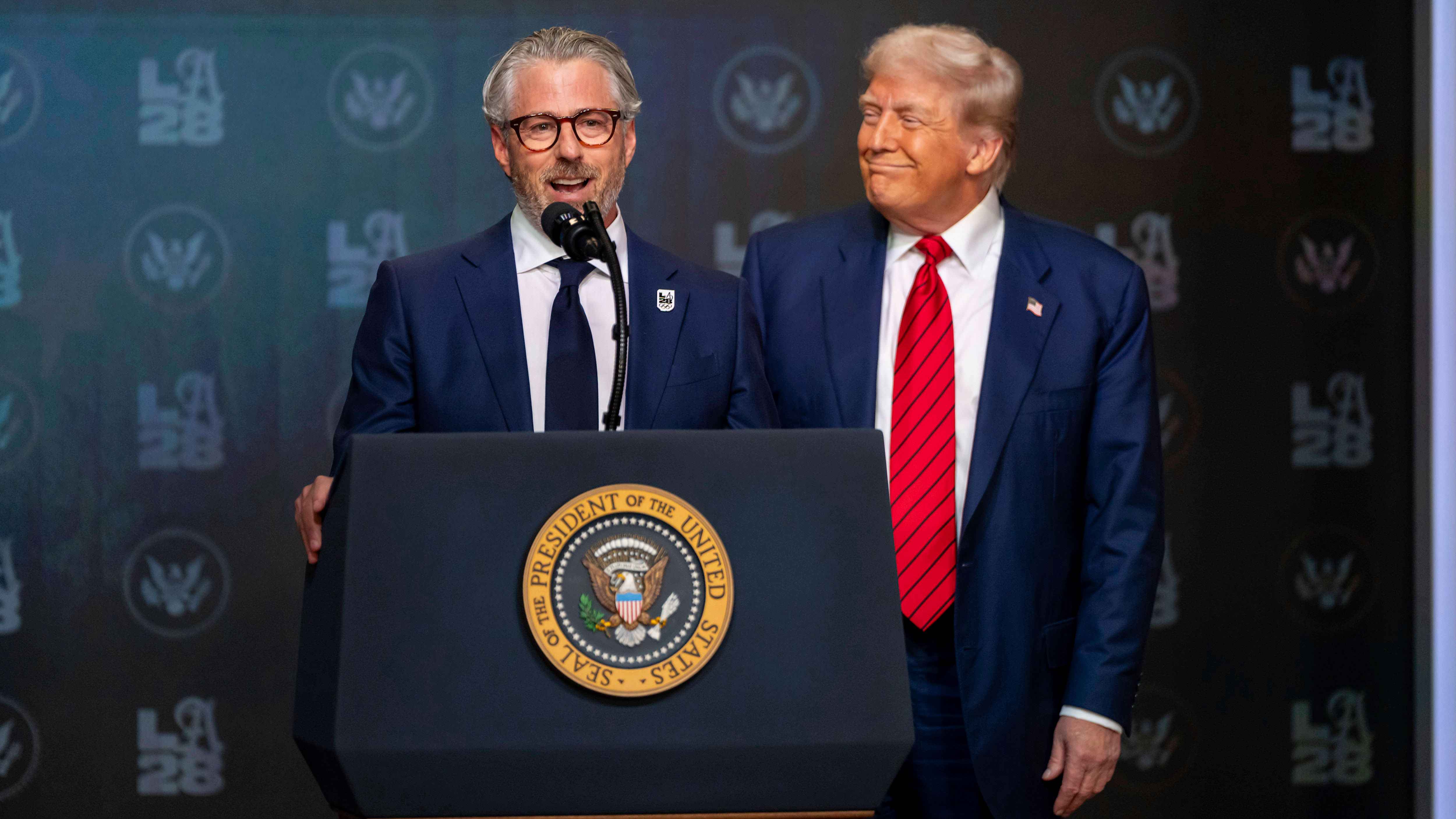 Will unter Druck sein Unternehmen verkaufen: Casey Wasserman (CEO Wasserman Media Group), hier mit US-Präsident Donald Trump.