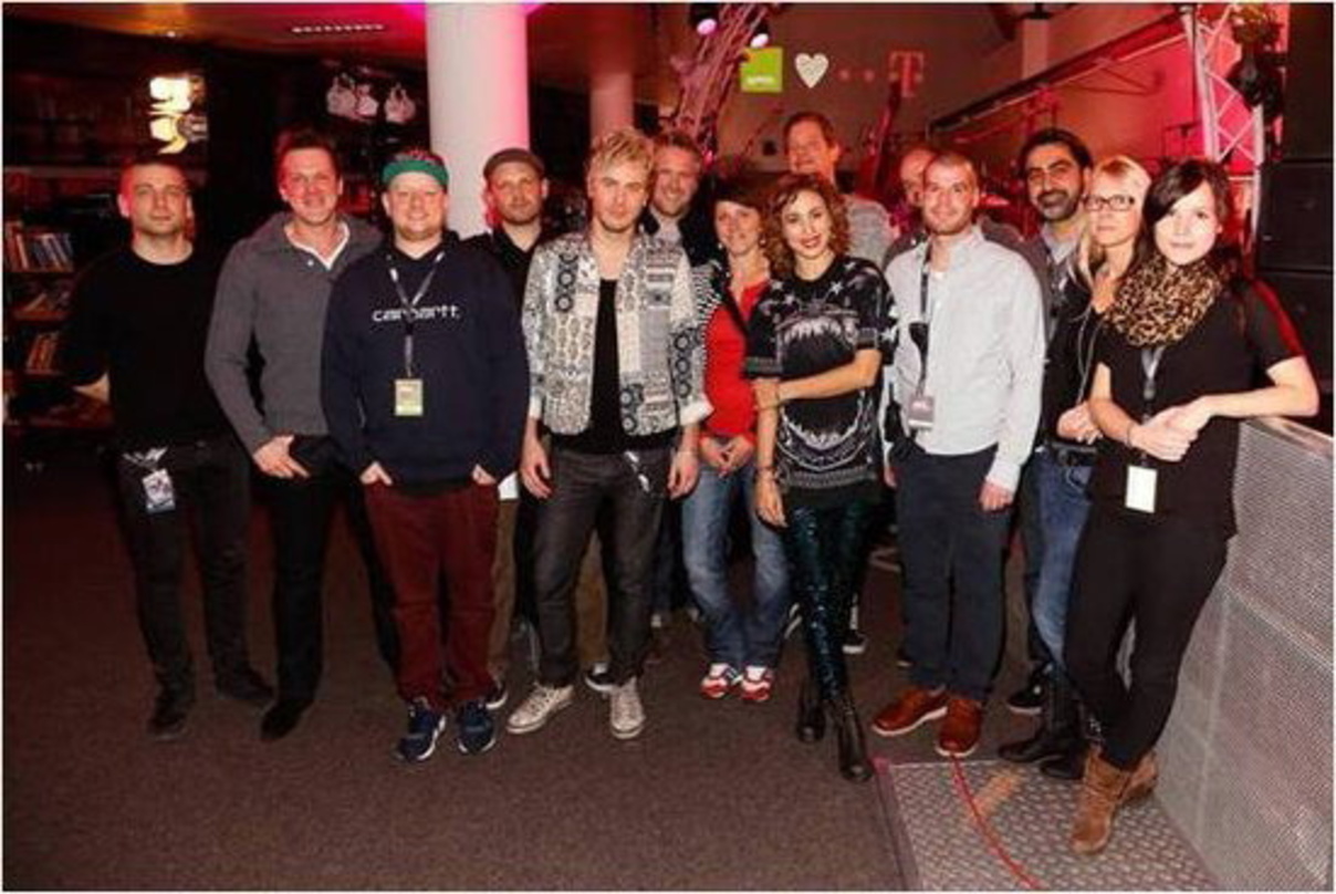 Feierten nach dem Medina Street Gig (von links:) Tourmanager Steffen Strojeck, Uli Mücke, Max Mönster, Philippe Poggemann, Finn Martin, Voract Marc Feldmann (Marcs Firma), Kerstin Schleidt...