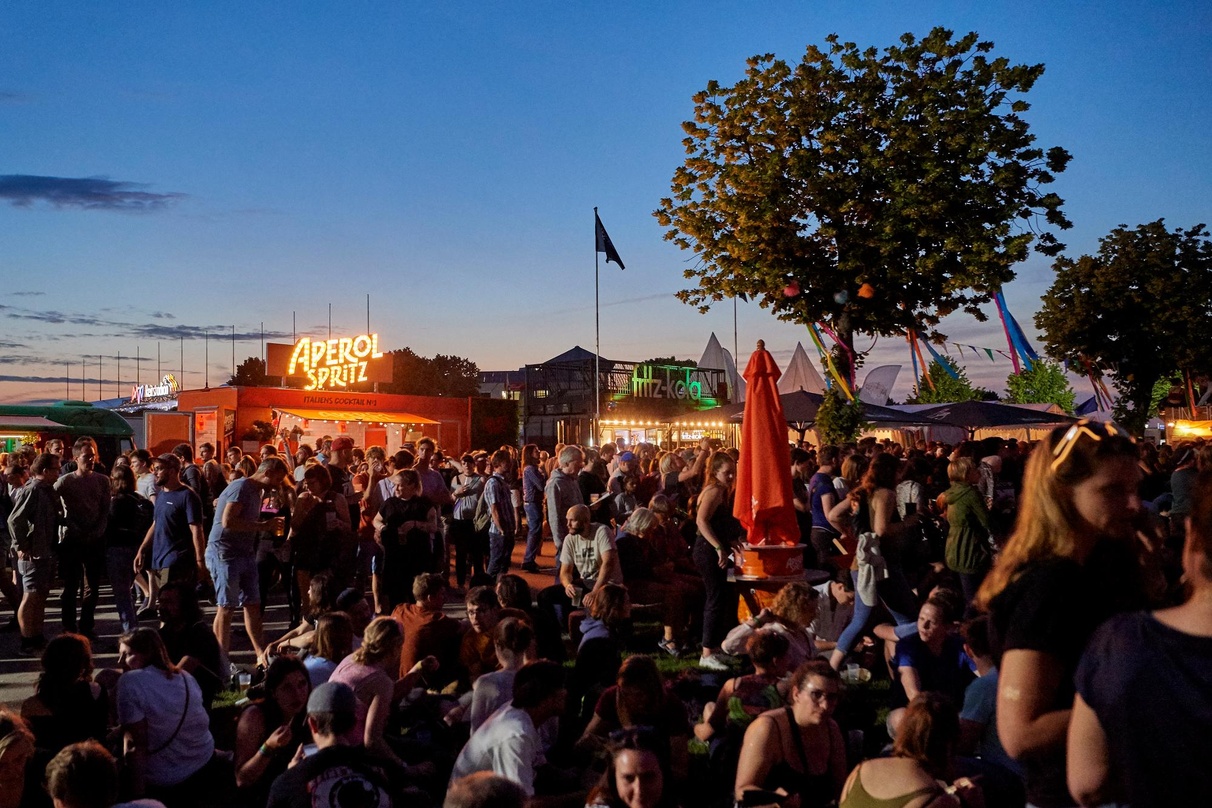 So wird es bald wieder auf dem Maimarktgelände aussehen: eine Festival-Impression vom Maifeld Derby 2019