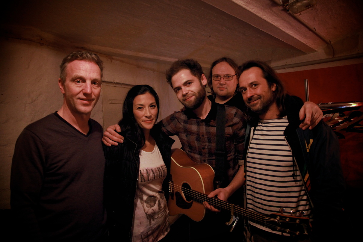 Trafen sich bei der FluxFM-Show (von links): Konrad von Löhneysen, Flea Hoefl-von Löhneysen, Passenger, Arndt Kielstropp und Markus Kühn