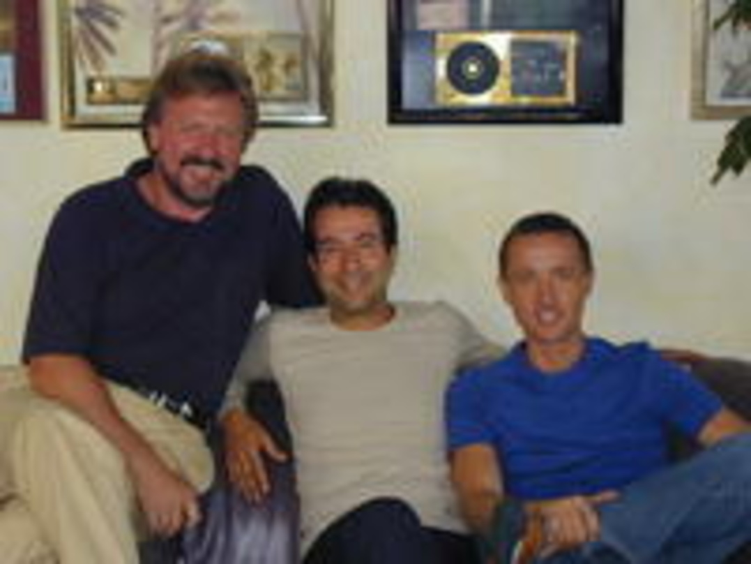 Einig (v.l.n.r.): EMI-Publishing-Chef Peter Ende, Peter Schmidt, Henrik Guemoes (Senior A&R Manager EMI Publishing)