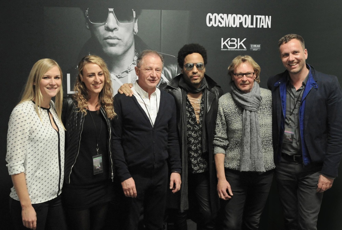 Trafen sich in der Olympiahalle München (von links): Teresa Lehner, Kathleen Wortha, Klaus Bönisch (alle KBK), Lenny Kravitz, Thomas Schmidt (Bauer Media Group) und Jobst Neermann (KBK)