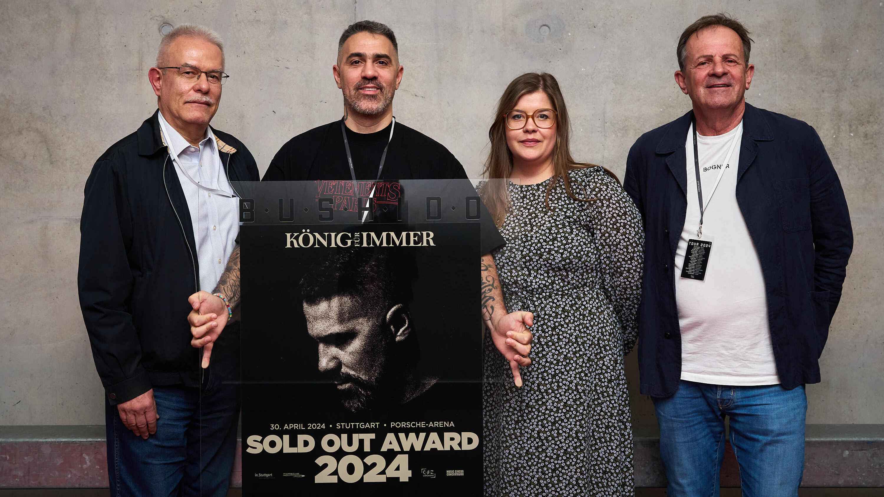 Freuten sich über die ausverkaufte Show in Stuttgart: Hans-Peter Haag (Geschäftführer Music Circus Concertbüro), Bushido, Luisa Klein (Projektleitung Music Circus Concertbüro) und Burghard...