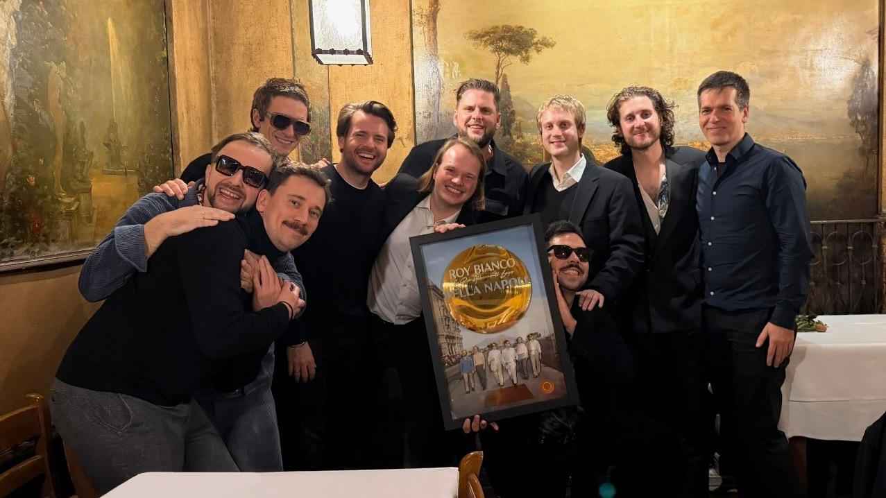Feierten in einer alteingesessenen Münchner Osteria (von links): Ralph Rubin (Band), Bungo Jonas, Sebastian Zeitz (Management, Innsite Booking), Leonard Prasuhn (Electrola), Roy Bianco, Ma...