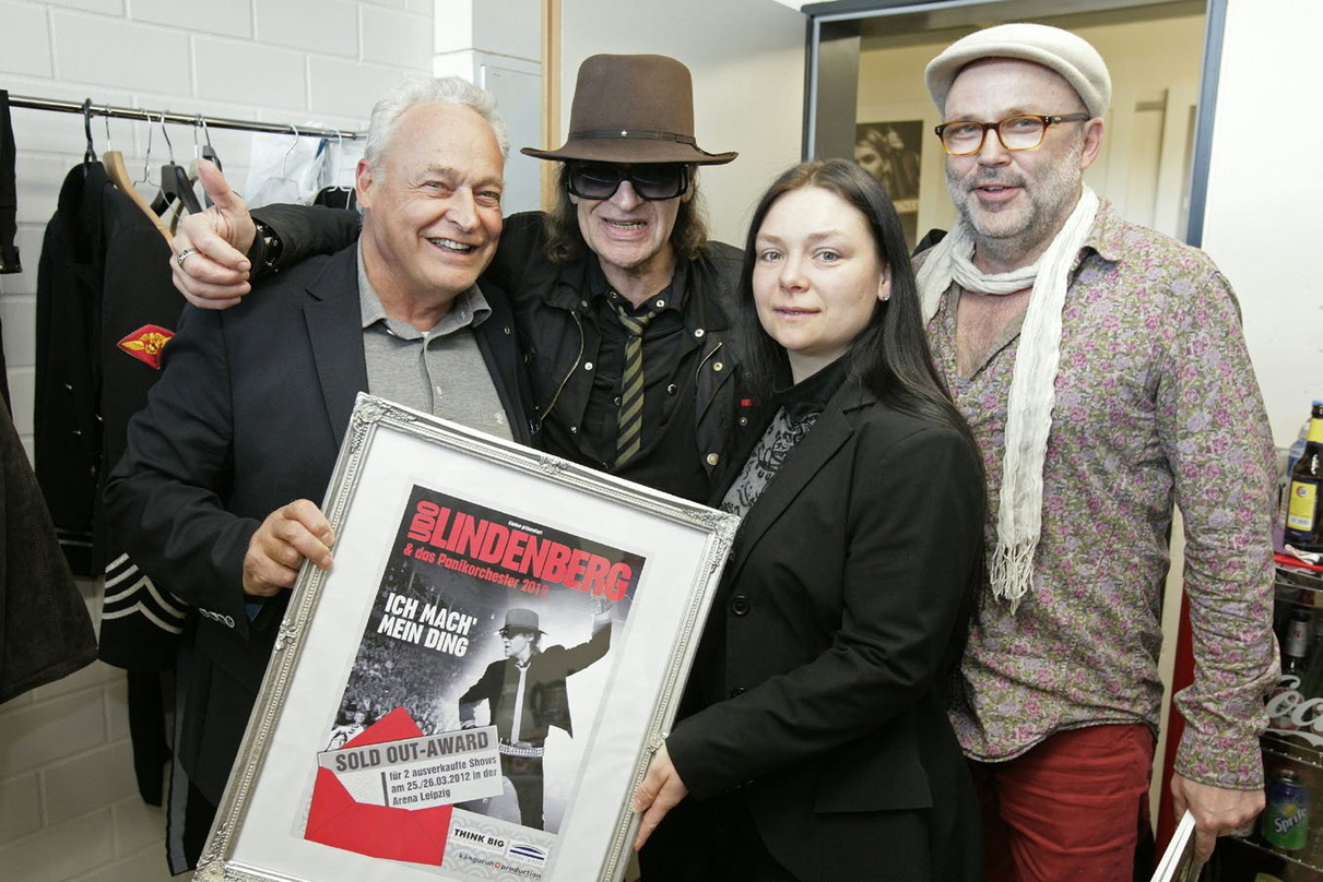 Bei der Verleihung (v.l.n.r.): Winfried Lonzen (ZSL), Udo Lindenberg, Iris Rackwitz (ZSL) und Rüdiger "Sascha" Sachse (Känguruh Production)