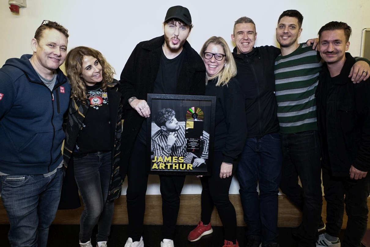 Feierten mit Platin (von links): John Delf (FOH James Arthur), Anja Küng (Head of Promotion & Audience Development Sony Music Switzerland), James Arthur, Yvonne Plaschka (Senior Manager Ar...