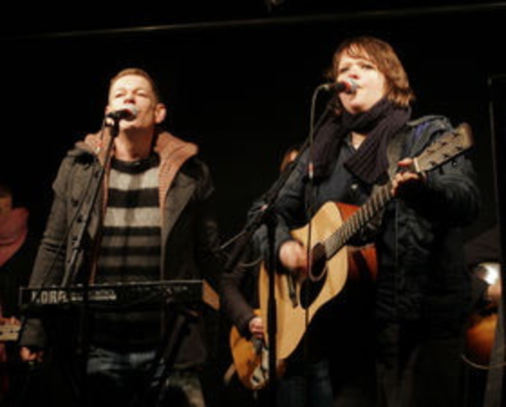 Sangen vor der russischen Botschaft in Berlin: Peter Plate und Carolina Bigge