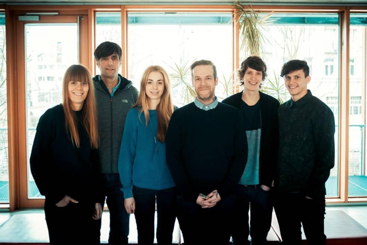 Neue Merchandisepartner (von links): Sophia Poppensieker (Tonbandgerät), Gerne Poets (Management), Isa Poppensieker (Tonbandgerät), Dominic Pohlmann (Krasser Stoff), Ole Specht und Jakob S...