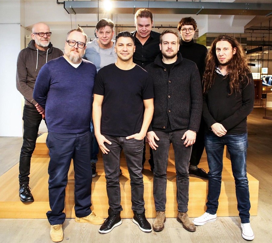 Machen künftig gemeinsame Sache (hinten, von links): Andreas Daermann (Senior Director Marketing VEC & Artist Relations), Dietmar Punte (Senior Director TV Promotion/Promotion Coordination...