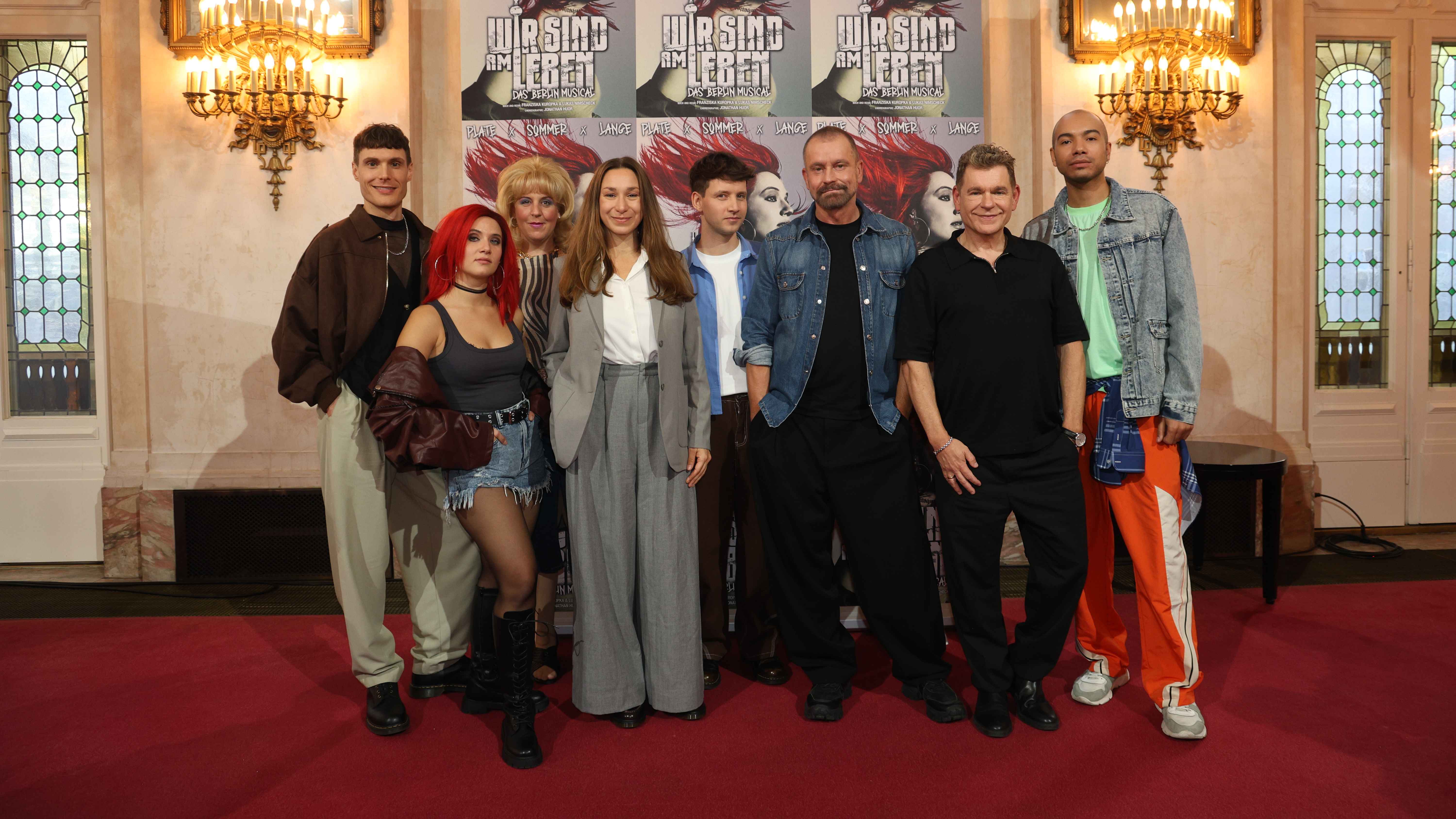 Bei der Vorstellung von "Wir sind am Leben": der Cast und das Kreativteam mit (von links) Jörn-Felix Alt, Celina dos Santos, Steffi Irmen (alle Cast), Franziska Kuropka, Lukas Nimscheck (b...