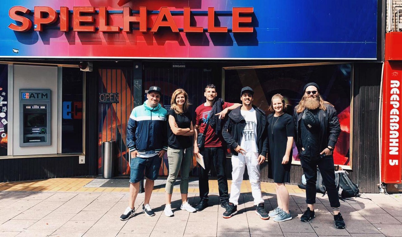 Trafen sich auf der Reeperbahn (von links): Patrick Lange (Management Swiss + Die Andern, Missglückte Welt), Julia Osterried (Repertoire & Creative Manager SonyATV), Swiss, Matze (beide Sw...