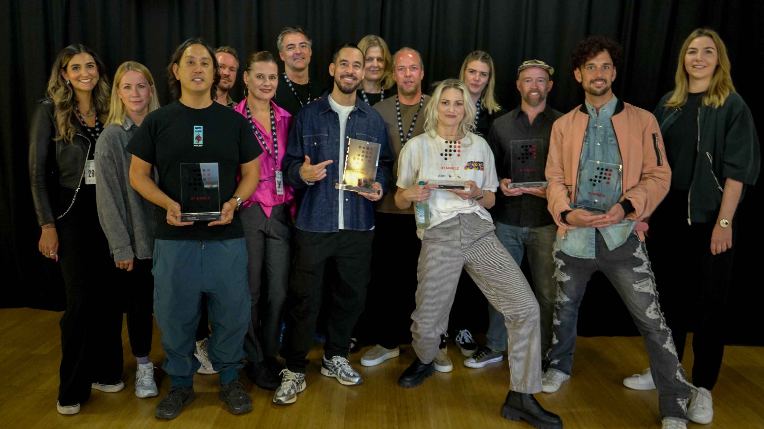 63fc3a14 f6bf 4736 8ca6 9d8a1d8d0b67 Nun auch mit ihrem Album auf eins: Linkin Park, hier mit ihrem Team von Warner Music Central Europe und ihrem Nummer-eins-Award für die Single "The Emptiness Machine" vom September 2024 in...