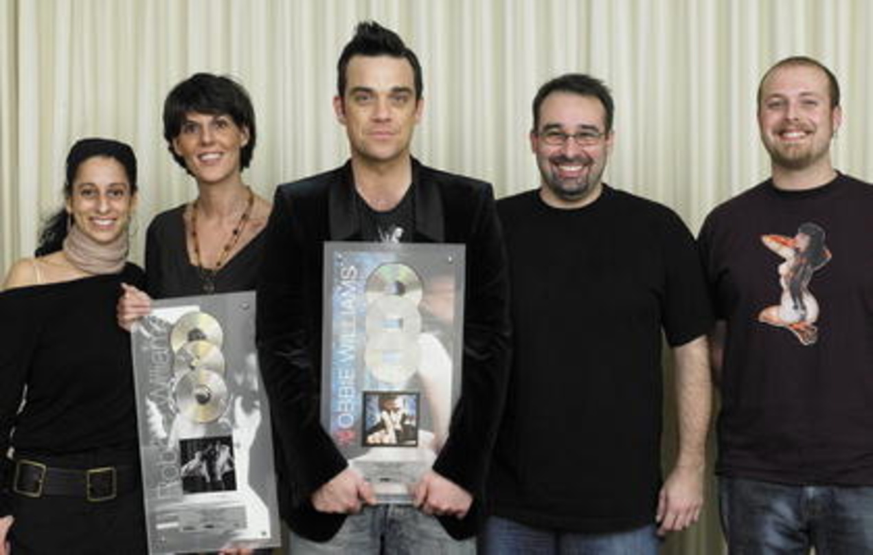 Holte Platin in der Schweiz ab: Robbie Williams und sein EMI-Team