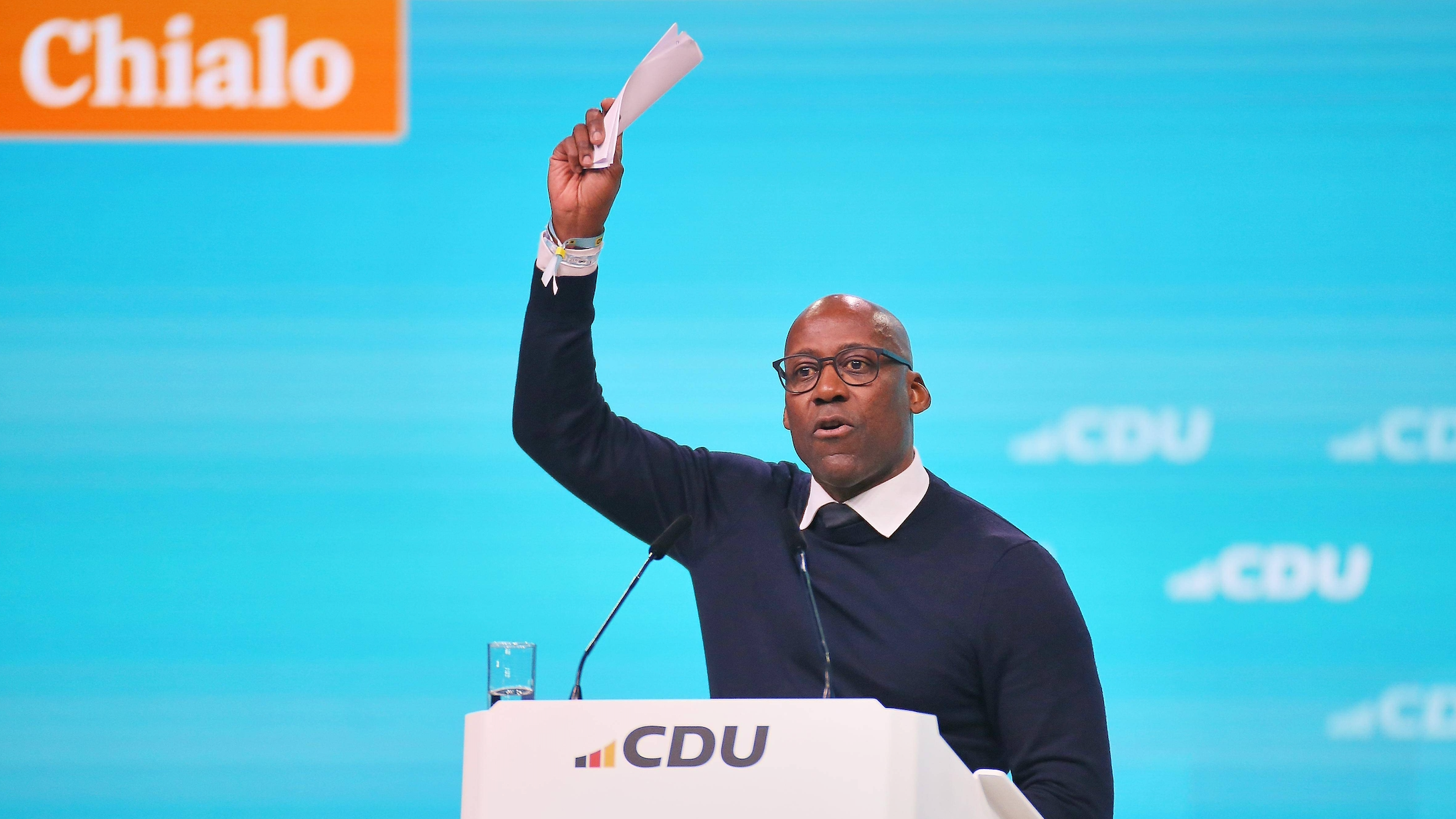 Auch 2026 wieder in den Bundesvorstand der CDU gewählt: Musikmanager Joe Chialo, hier am 20. Februar auf der Bühne des CDU-Bundesparteitags in Stuttgart.