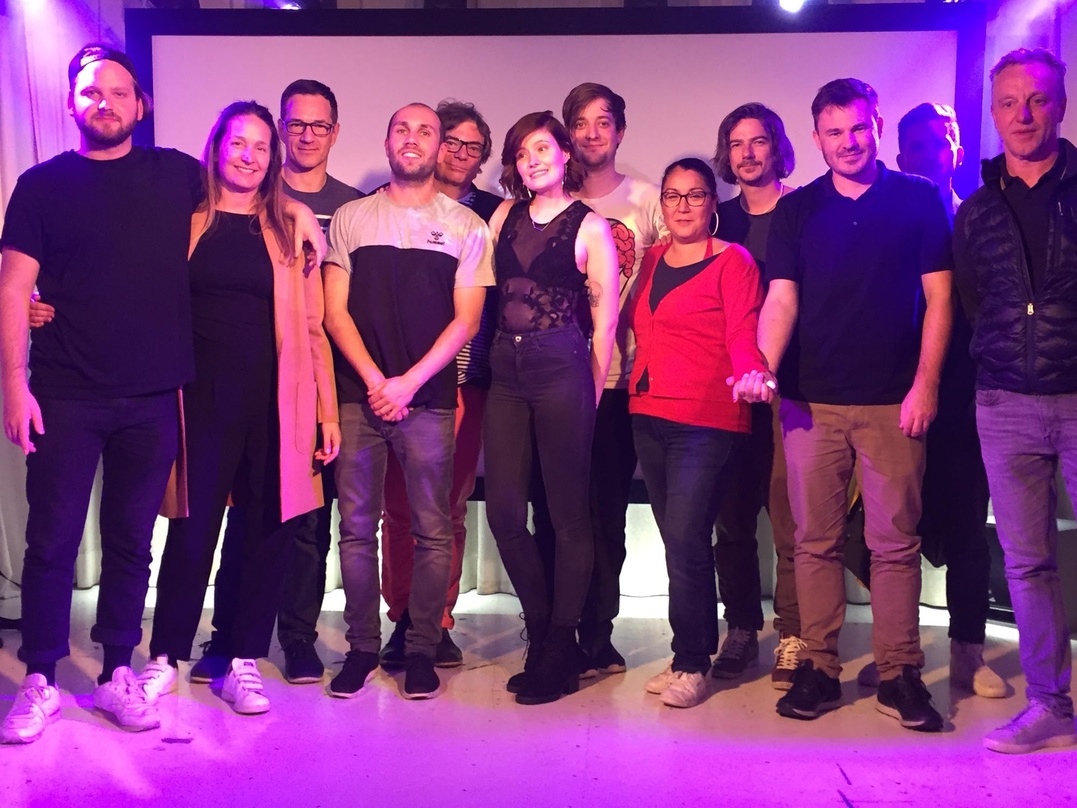 Feierten den Auftritt in Hamburg (von links): Oliver Som (Produzent "DNA"), Britta Ostermann (Management), Peter Goebel (Presse Peter - Print Promotion), Philipp Pritzkow (Product Manageme...