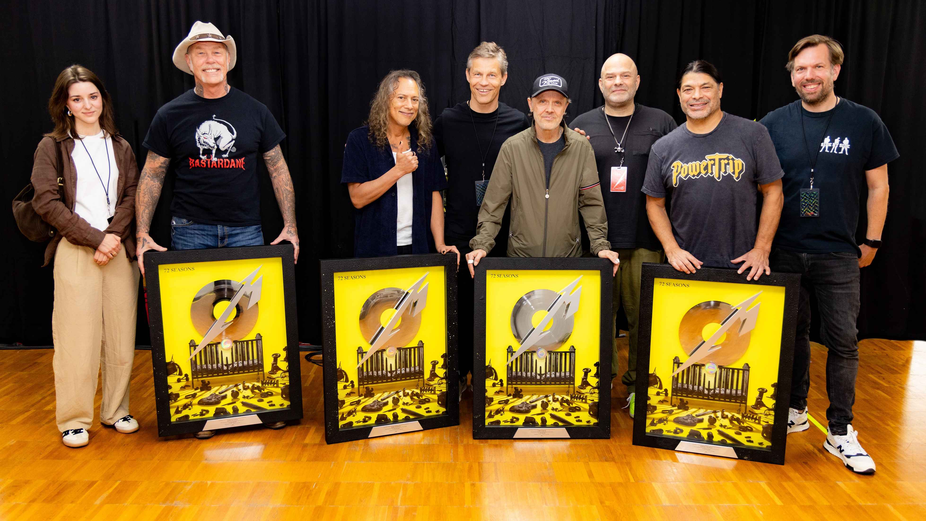 646f00f2 9fca 44cc bb19 8a5687605daf Bei der Platin-Verleihung (von links): Bernadette von Lippe-Falkenflucht (Senior Marketing Manager Universal Music International), James Hetfield, Kirk Hammett (beide Metallica), Frank Bri...