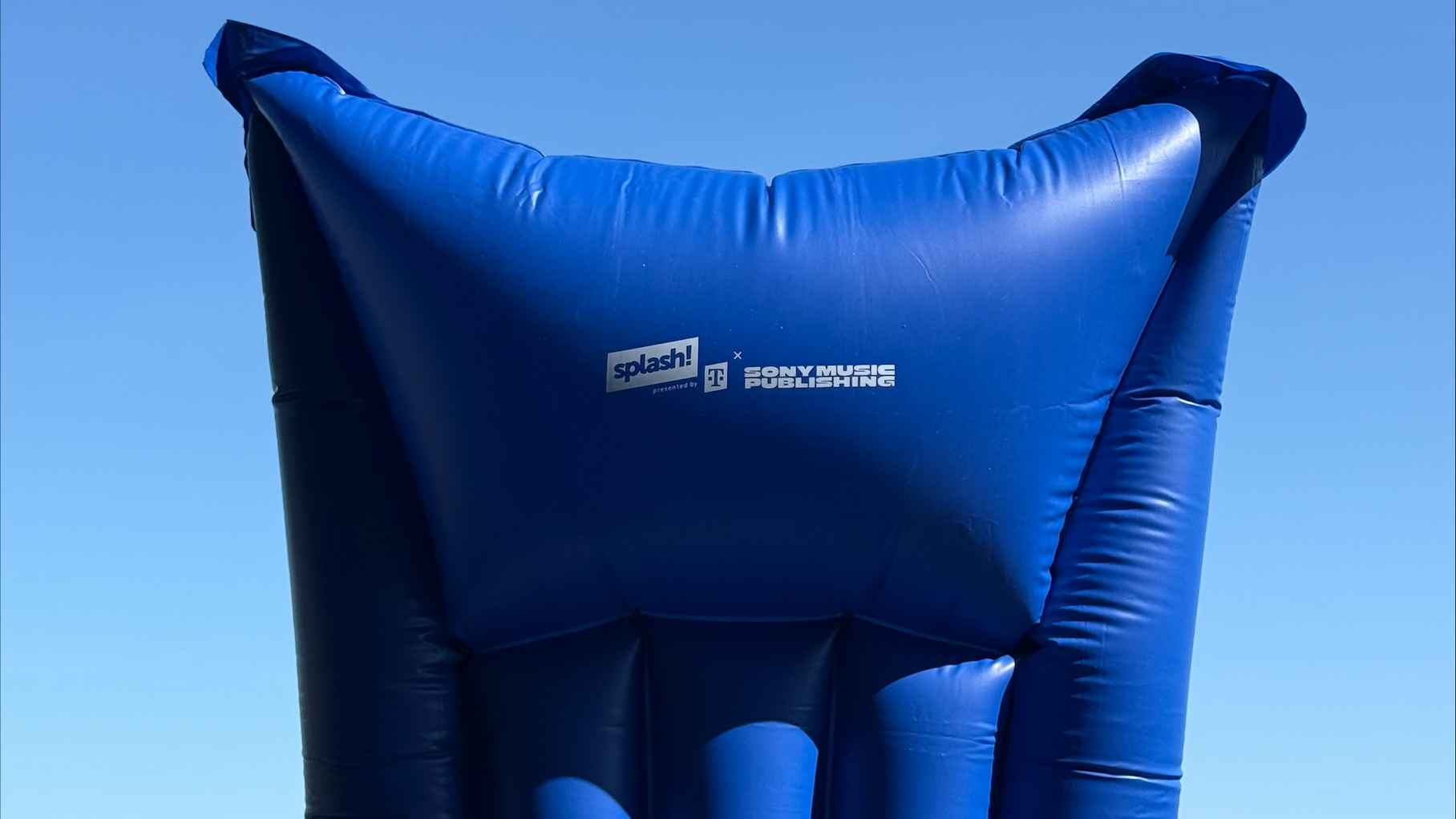 Bei Sommerhitze und See ein bewährtes Mittel: die gute alte Luftmatratze, hier gebrandet mit der Kooperation zwischen dem splash! und Sony Music Publishing.