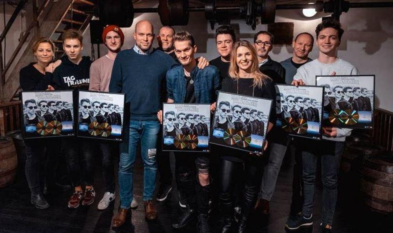 Feierten mit Gold (von links): Anna Mendt (Senior Brand/PR Manager Warner Music Austria), Kevin Lehr, Alexander Putz (beide Tagtraeumer), Franz Pleterski (Marketing Director Warner Music A...