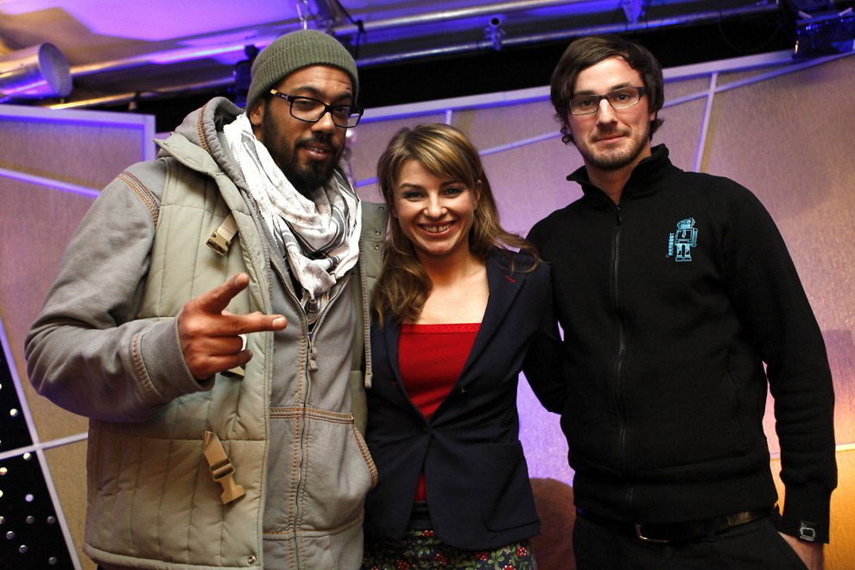 Freuen sich auf den "1Live Talk" (v.l.n.r.) Samy Deluxe, Moderatorin Sabine Heinrich und EMI-TV-Promoter Roland Fetzer