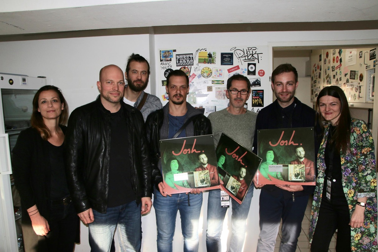 Trafen sich im WUK in Wien (von links): Anna Mendt (Senior PR Brand Manager Warner Music Austria), Franz Pleterski (Marketing Director Warner Music Austria), Florian Cojocaru, Martin Kroma...