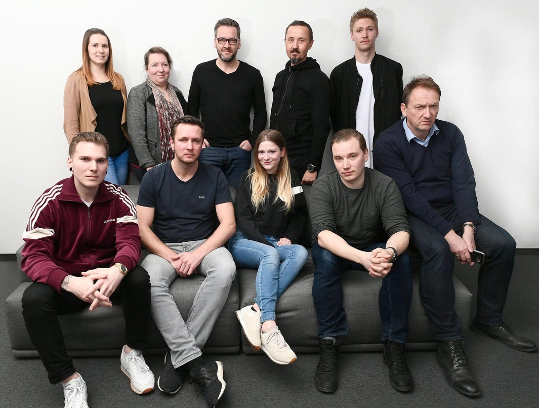 Hatten Spaß bei der Vertragsunterzeichnung (hinten von links): Maria Tür-Sessann (Manager Coordination A&R, Marketing & Administration Ariola, RCA Deutschland), Tanja Krauss (Manager Legal...