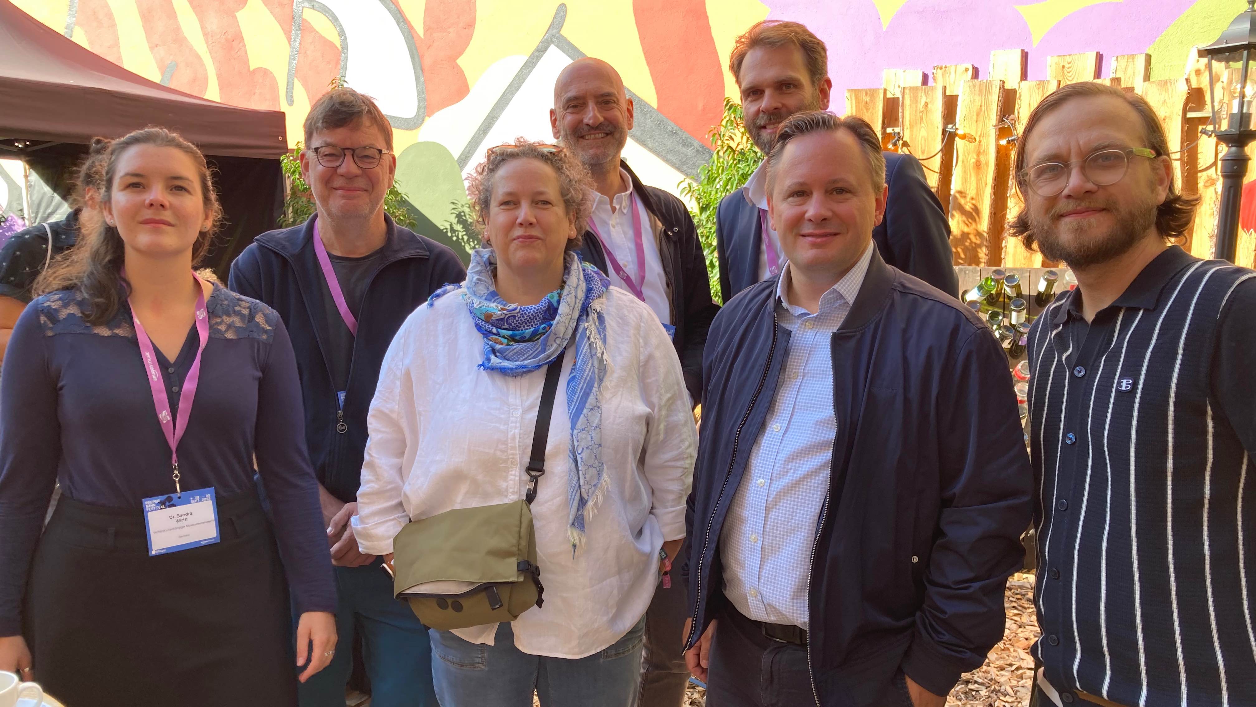 Laden mit dem Forum Musikwirtschaft auch in diesem Jahr wieder zum Branchen-Breakfast in den B2Beergarden (von links): Sandra Wirth und Jörg Heidemann (beide VUT), Birgit Böcher (DMV), Joh...