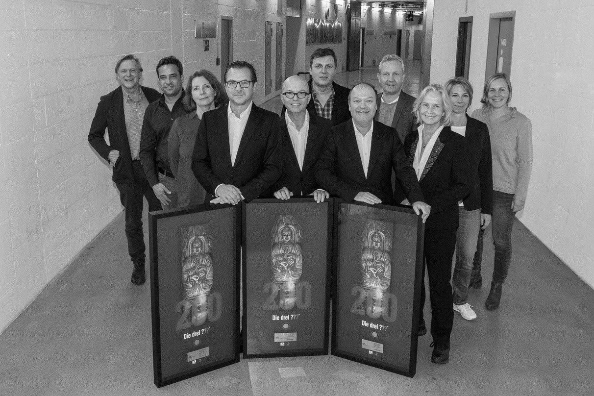 Bei der Award-Übergabe in der Münchner Olympiahalle trafen sich (vorn, von links): Andreas Fröhlich, Oliver Rohrbeck, Jens Wawrczeck und Heikedine Körting sowie (hinten, von links) Michael...