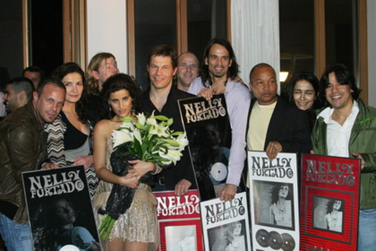 Freut sich über die Blumen: Nelly Furtado||Feierten Platin-Party (v.l.n.r.): Sven Kilthau-Lander (Senior Director Promotion International), Milijana Gojic (Director US Repertoire), Nelly F...