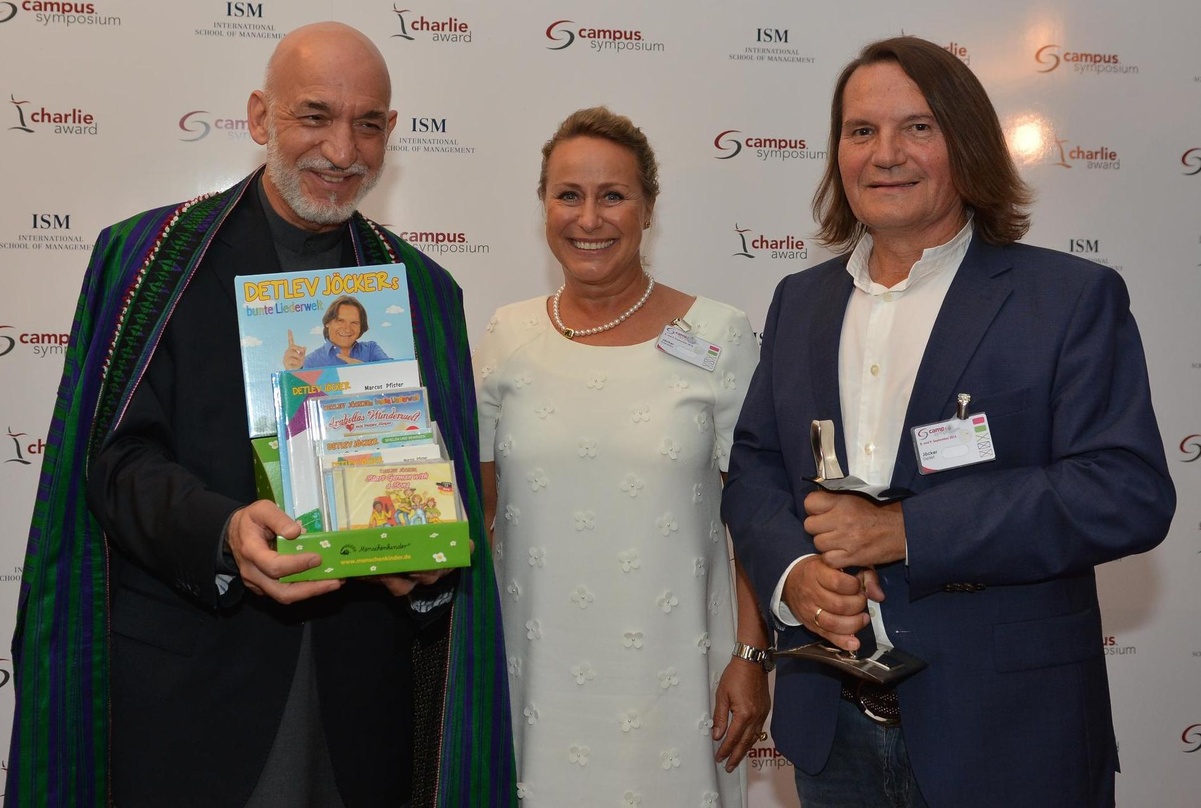 Bei der Preisverleihung des "Charlie Award" trafen Detlev und Kornelia Jöcker (Menschenkinder Verlag) auf den früheren afghanischen Staatspräsidenten Hamid Karzai und überreichten ihm ein ...