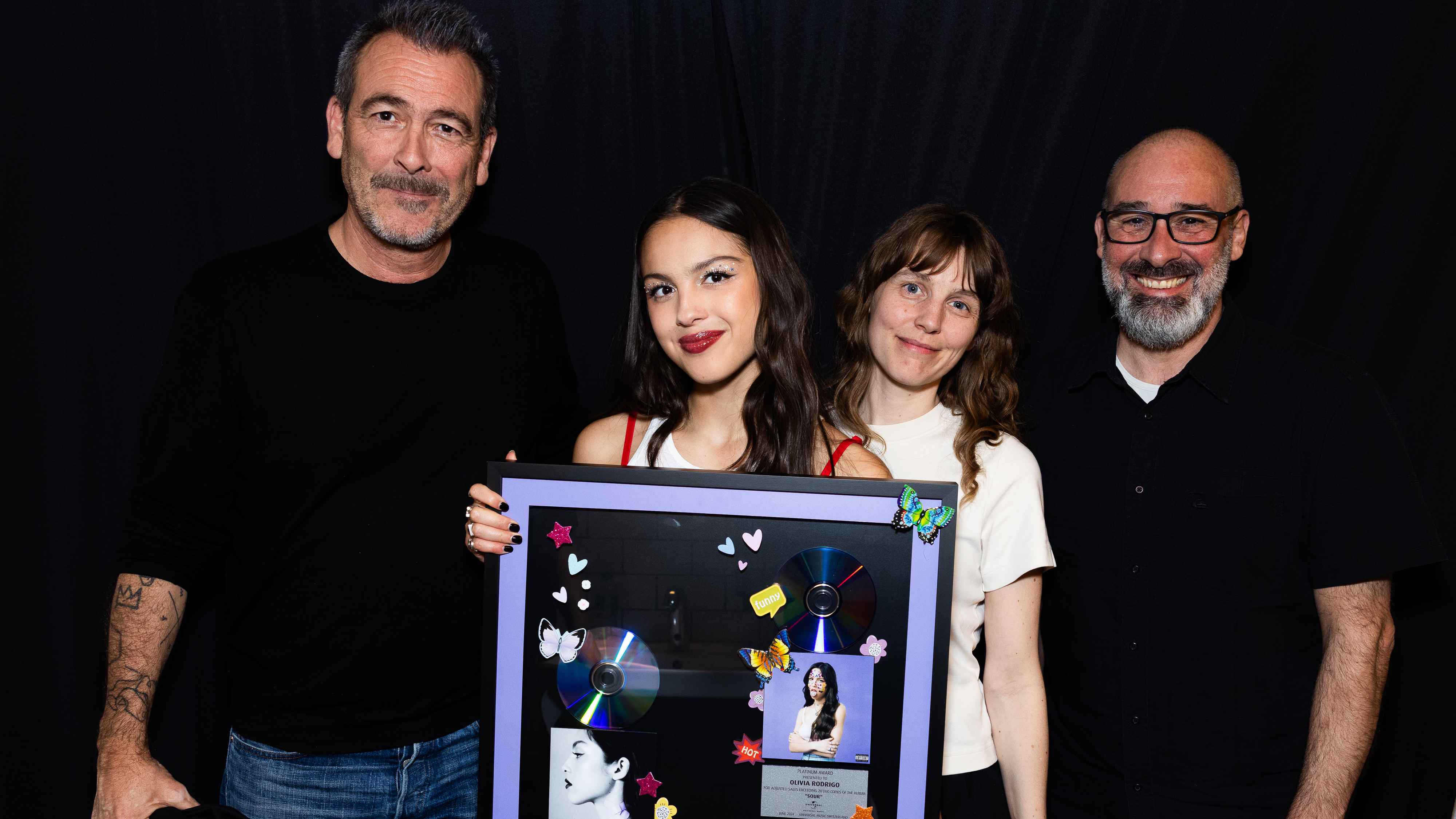 Trafen sich nach dem Konzert zur Übergabe (von links): Ivo Sacchi (Managing Director Universal Music Switzerland & Austria), Olivia Rodrigo, Fabienne Bruttin (Director Marketing & Repertoi...