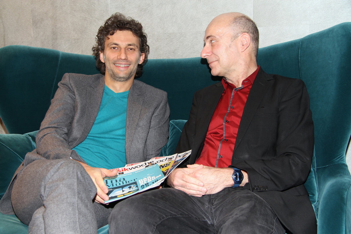652ac1ea64e4982d8eda5c552e46692ca2e52679bd5253cd6e5211b271357f07 Kam zur Autogrammstunde zu Ludwig Beck: Tenor Jonas Kaufmann (links) mit Abteilungsleiter Thiemo Brüll