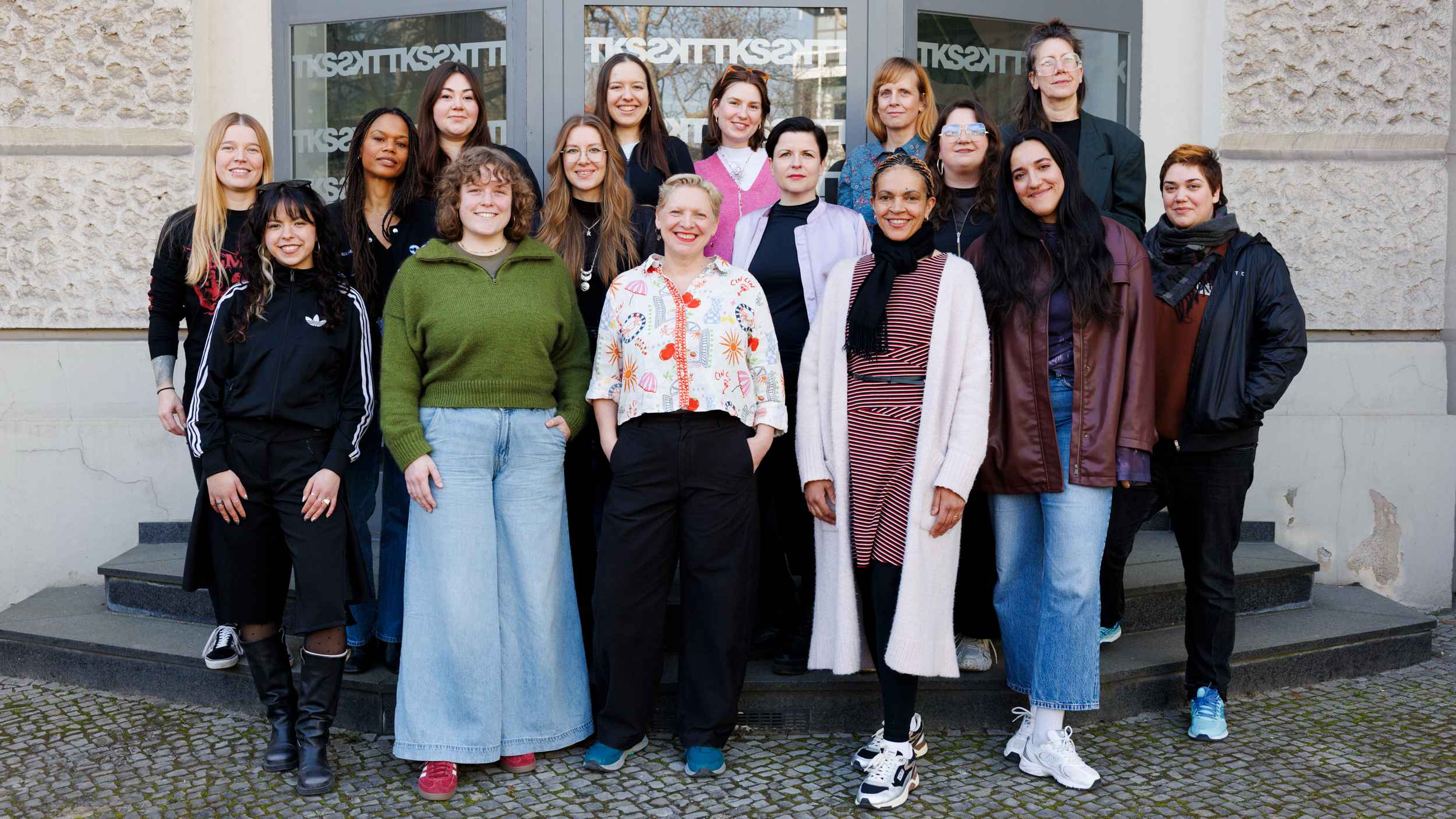 In Berlin (vorn, von links): Katharina Schwab, Jana Wetzlar, Anna Harbord, Bisseh Akamé, Nadia Bouamra Martinez und Sunanda Rui sowie (2.Reihe) Merle Doering, Chantal Ndombasi, Rebecca Ste...