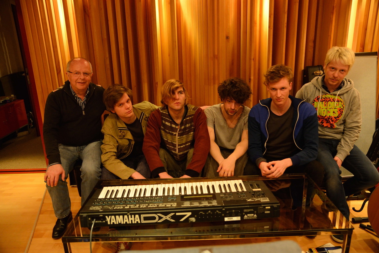 Trafen sich im Freudenhaus Studio (von links): Walter Holzbaur (Wintrup), Nathan Juno, Mika Amsterdam, Hannes Wesendonk und Anska Rot (alle U3000) sowie Patrik Majer (Freudenhaus)