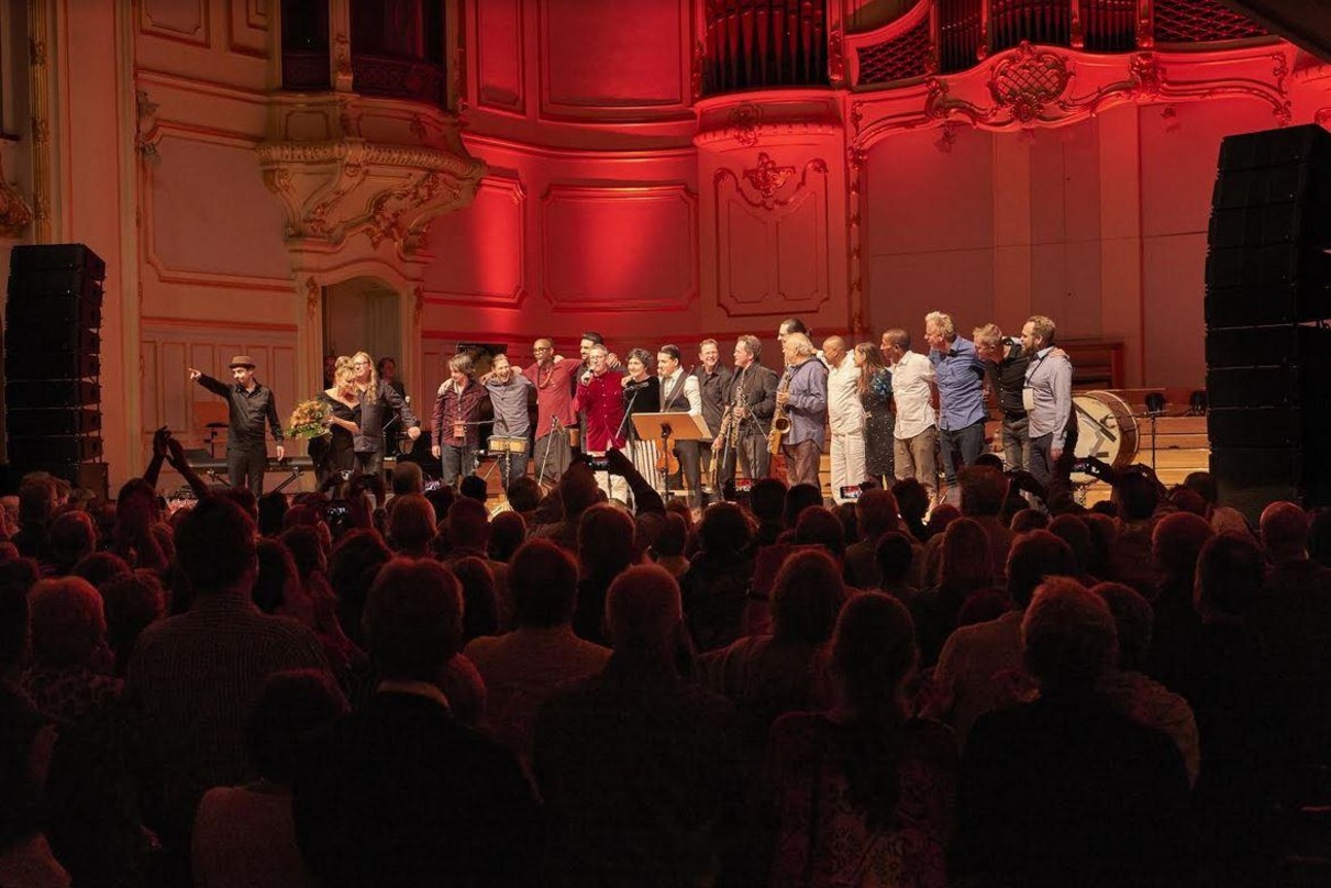65457c50730c81faac6f98fdf4a21580d475aa494266b132f1f1a604dded6c47 Feierten in der Laeiszhalle: alle teilnehmenden Künstler mit (in der Mitte) Bernd Skibbe und Sabine Bachmann von Skip Records