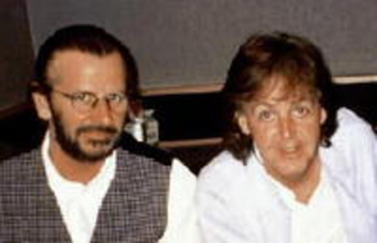 655d77528d6e8a513419a58040f11d08ca8fd783bb70ffc184ab4148a742c148 Gedachten ihres Bandkollegen George Harrison: Ringo Starr (l.) und Paul McCartney