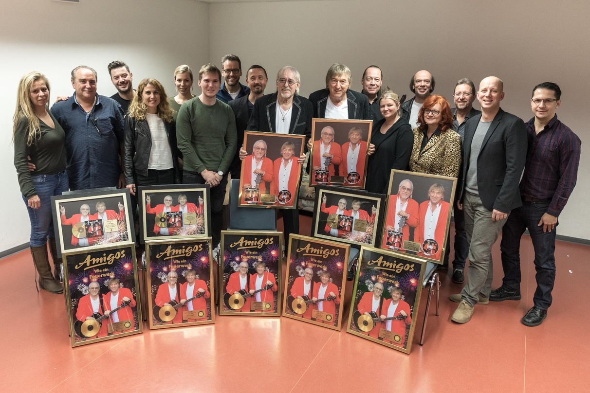 Freuten sich über drei Mal Gold (von links): Julie Born (Managing Director Sony Schweiz), Wilfried Emig (Manager Amigos), Maurizio Dottore (Director Marketing/A&R Sony Schweiz), Anja Küng ...
