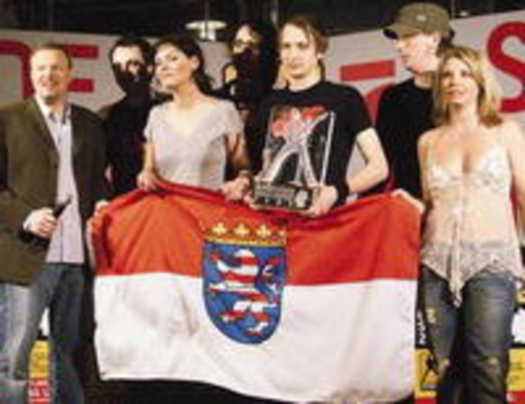 Die Bundesvision-Sieger 2005: Stefan Raab (l.), Moderatorin Annette Frier (r.) und die Band Juli