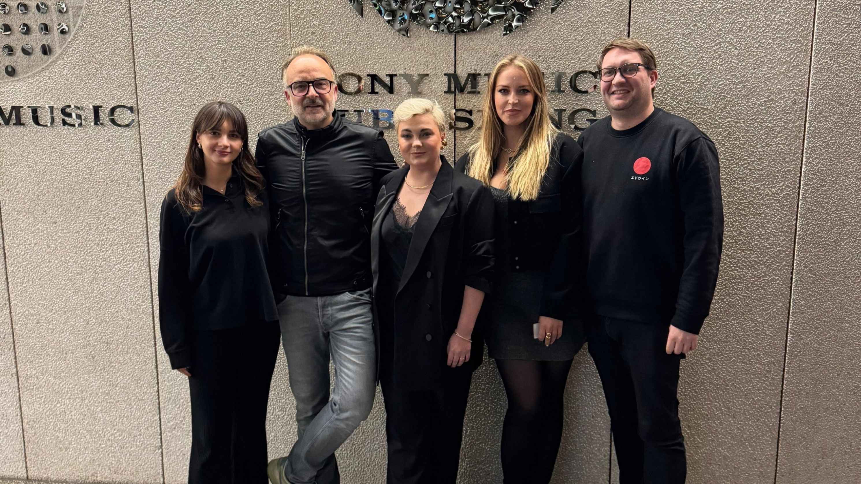 Bilden nun ein Team (von links): Nicole Lichtner (Repertoire & Creative Manager SMP), Oliver Heinz (Bassstadt/Management Ela), Ela., Finja Nierth (Director Creative &  Repertoire) sowie Ca...