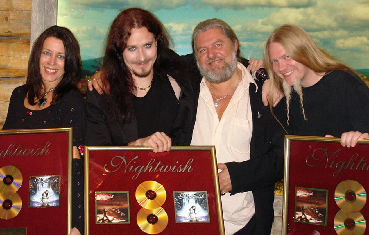 Vergoldet den Backkatalog: Bogdan Kopec (2 v.r.) mit Silke Yli-Sirniö (Promotion), Tuomas Hollopainen und Marko Hietalla (r., beide Nightwish)