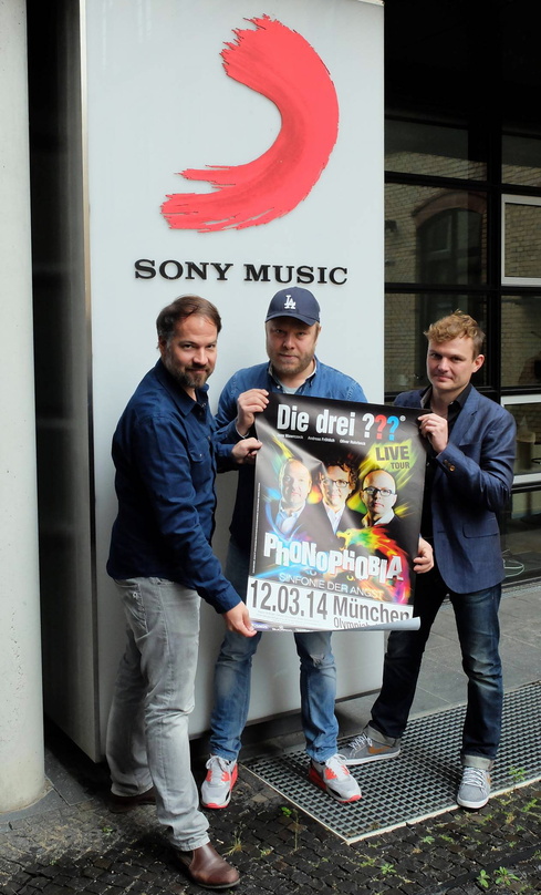 Machen gemeinsame Sache (von links): Daniel Kamps (Director Live Entertainment Sony Music), Karsten Lutz (Geschäftsführer The Merch Republic) und Lukasz Belza (Rechtsanwalt The Merch Repub...