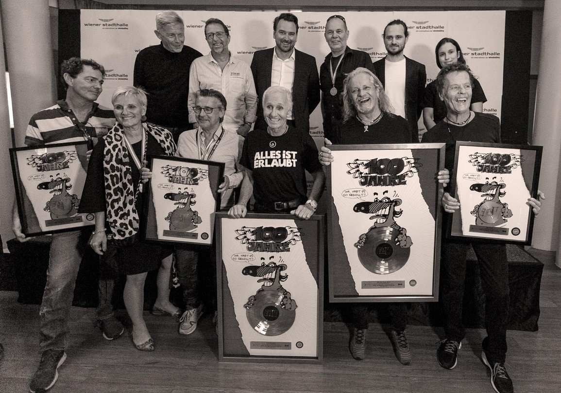 Gruppenbild mit Platin: die EAV mit Partnern in Wien