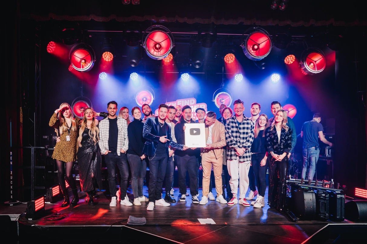 Feierten den Meilenstein am 17. Dezember mit einer Live Show: das Team von "Ich find Schlager Toll" mit Künstler:innen wie Ben Zucker, Ramon Roselly und Tim Peters