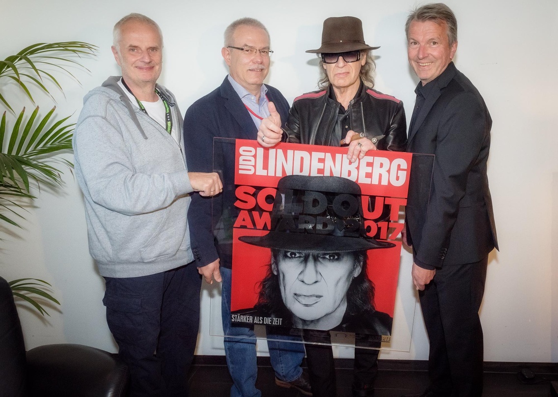 Zelebrierten die ausverkaufte Schleyer-Halle (von links): Tourveranstalter Roland Temme (Thing Big Event- und Veranstaltungs GmbH), der örtliche Veranstalter Peter Haag (Music Circus Conce...