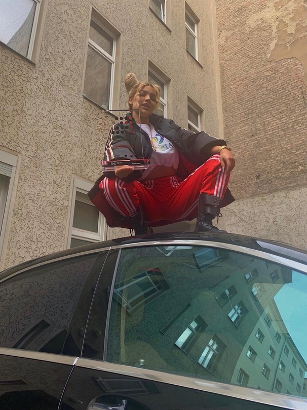 Mit "Supersize" auf Platz eins bei den Alben: Shirin David, hier noch mit ihrem Nummer-eins-Award für die Single "Gib ihm"